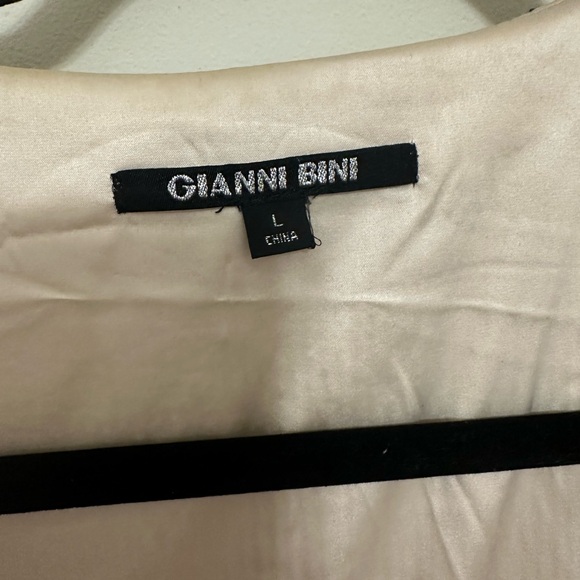 Large sequins wrap dress by Gianni Bini. Fully lined. Ties at front. No flaws - Picture 5 of 5